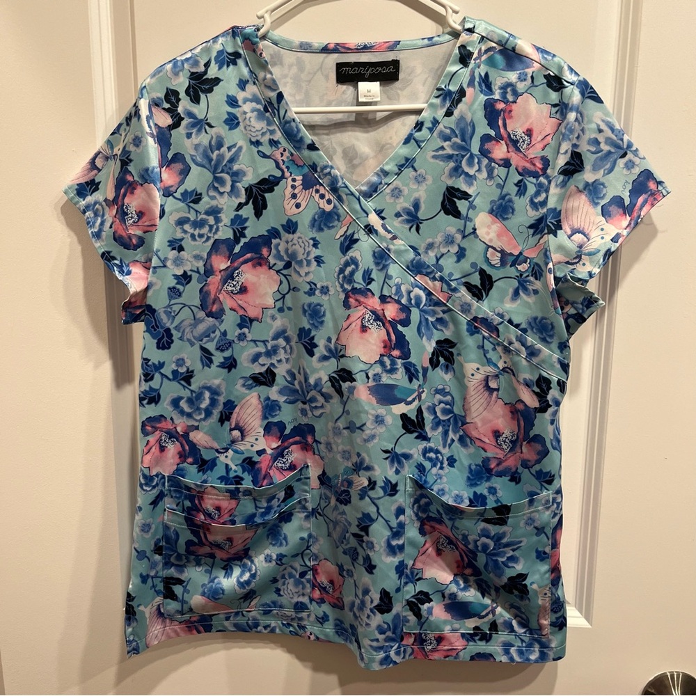 Mariposa Women's Floral Scrub Top Size Medium.